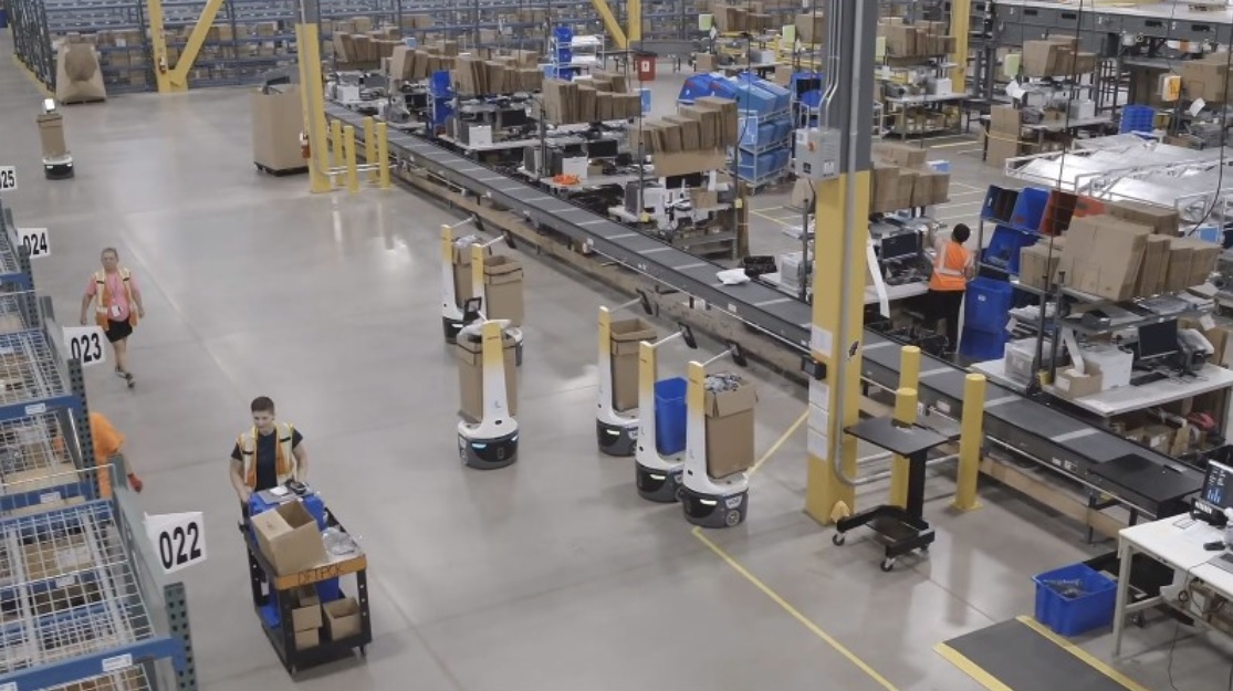 DHL의 물류 창고 자동화 시스템 전경, 이미지 출처 : www.dhl.com 