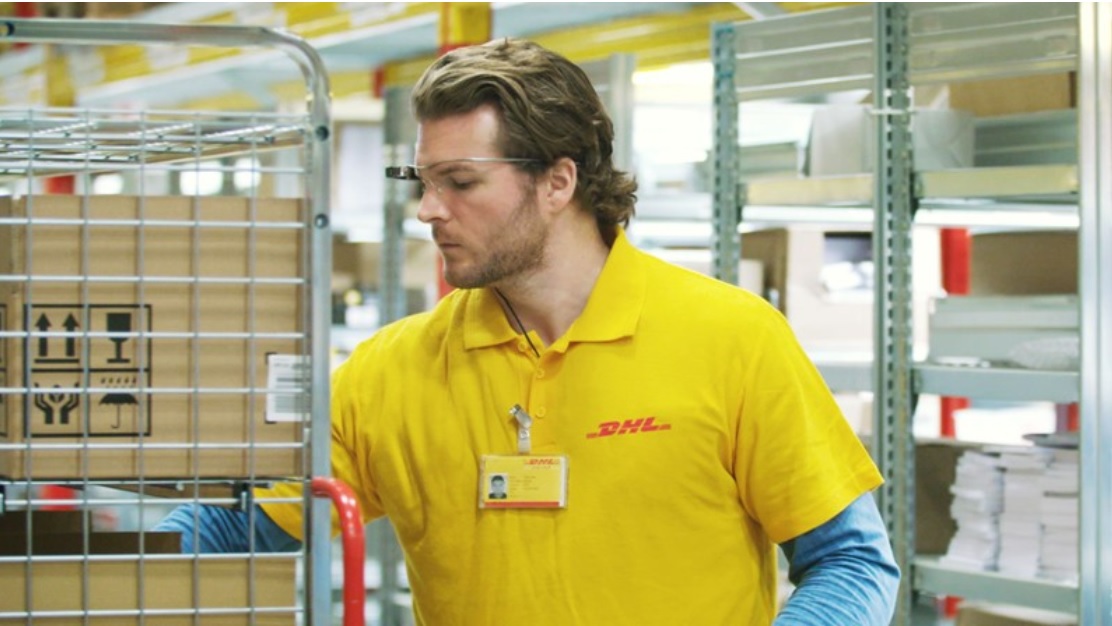 DHL의 스마트 AR 글라스를 활용한 비전 피킹 시스템, 이미지 출처 : www.dhl.com 
